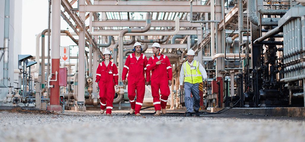 Ouvriers en train de marcher